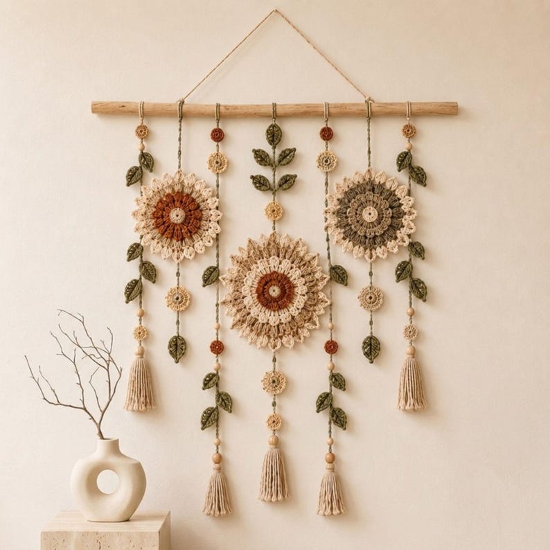 Gehäkelter Wandbehang, florales Mandala im Bohème-Stil mit Pflanzenblättern und Quasten