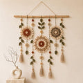 Gehäkelter Wandbehang, florales Mandala im Bohème-Stil mit Pflanzenblättern und Quasten