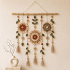 Gehäkelter Wandbehang, florales Mandala im Bohème-Stil mit Pflanzenblättern und Quasten