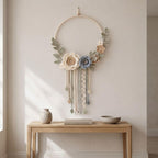 Gehäkelter Blumenkranz als Wandbehang, Wohndekoration im Boho-Landhausstil, Kranz