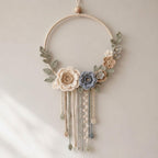 Gehäkelter Blumenkranz als Wandbehang, Wohndekoration im Boho-Landhausstil, Kranz