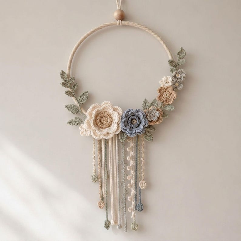Gehäkelter Blumenkranz als Wandbehang, Wohndekoration im Boho-Landhausstil, Kranz