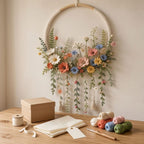 Gehäkelter Blumenkranz als Wandbehang, botanischer Kranz im Bohème-Stil