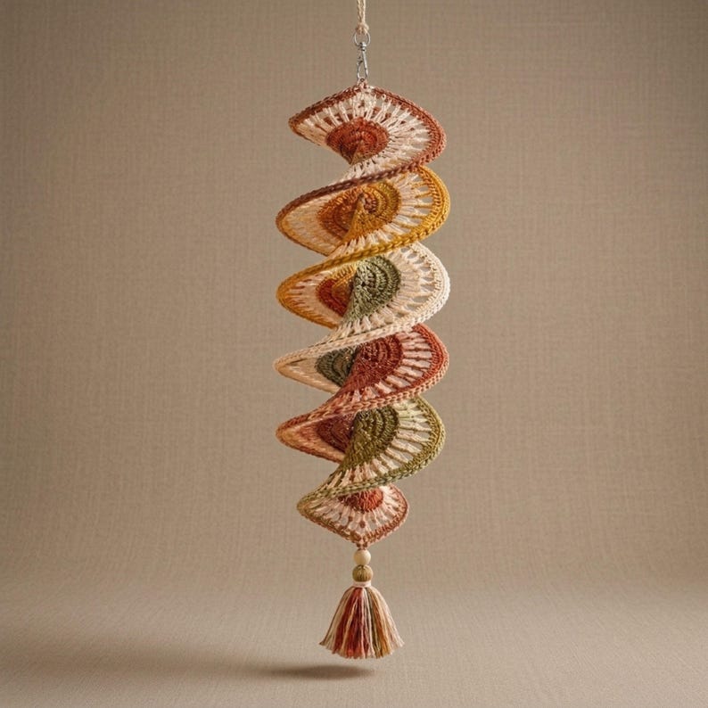 Gehäkelte Windspiele, spiralförmige Ornamente im Bohème-Stil, 3D-Windspiele