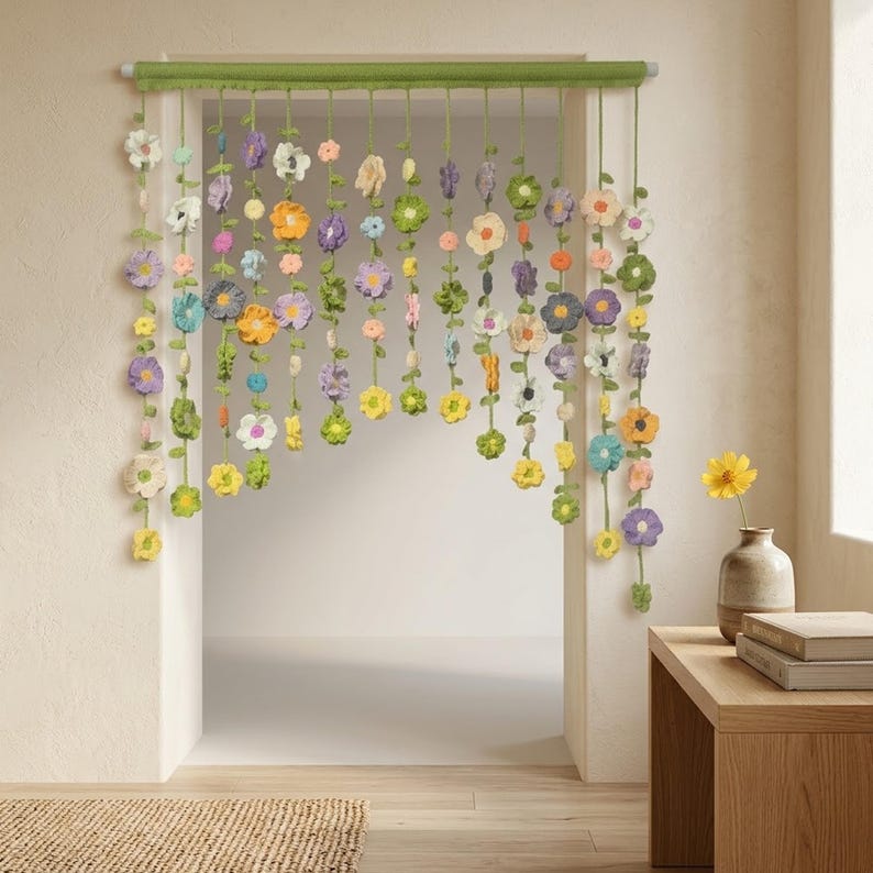 Gehäkelter Blumen-Vorhang Wandbehang, Gänseblümchen Fensterdeko, Boho Cottagecore Deko, handgefertigt, 14 Aufhängegurte
