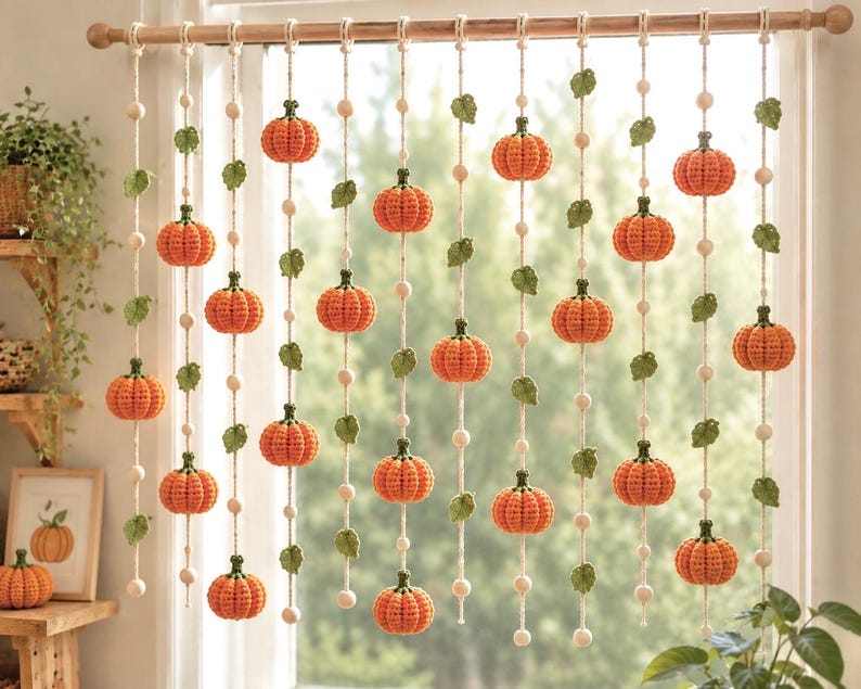 Gehäkelte Kürbis-Girlande, Herbstliche Fensterdeko, HalloGehäkelter Kürbiskranz, herbstliche Fensterdekoration, Hängeornament, Wohndekoration im Bohème-Stil.ween-Hängedeko, Boho-Wohndek