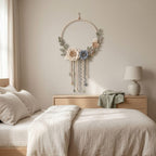 Gehäkelter Blumenkranz als Wandbehang, Wohndekoration im Boho-Landhausstil, Kranz