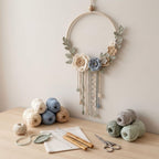 Gehäkelter Blumenkranz als Wandbehang, Wohndekoration im Boho-Landhausstil, Kranz