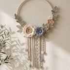 Gehäkelter Blumenkranz als Wandbehang, Wohndekoration im Boho-Landhausstil, Kranz