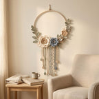 Gehäkelter Blumenkranz als Wandbehang, Wohndekoration im Boho-Landhausstil, Kranz