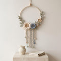 Gehäkelter Blumenkranz als Wandbehang, Wohndekoration im Boho-Landhausstil, Kranz