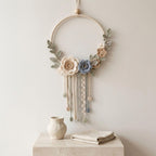 Gehäkelter Blumenkranz als Wandbehang, Wohndekoration im Boho-Landhausstil, Kranz