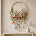 Gehäkelter Blumenkranz als Wandbehang, botanischer Kranz im Bohème-Stil