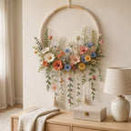 Gehäkelter Blumenkranz als Wandbehang, botanischer Kranz im Bohème-Stil