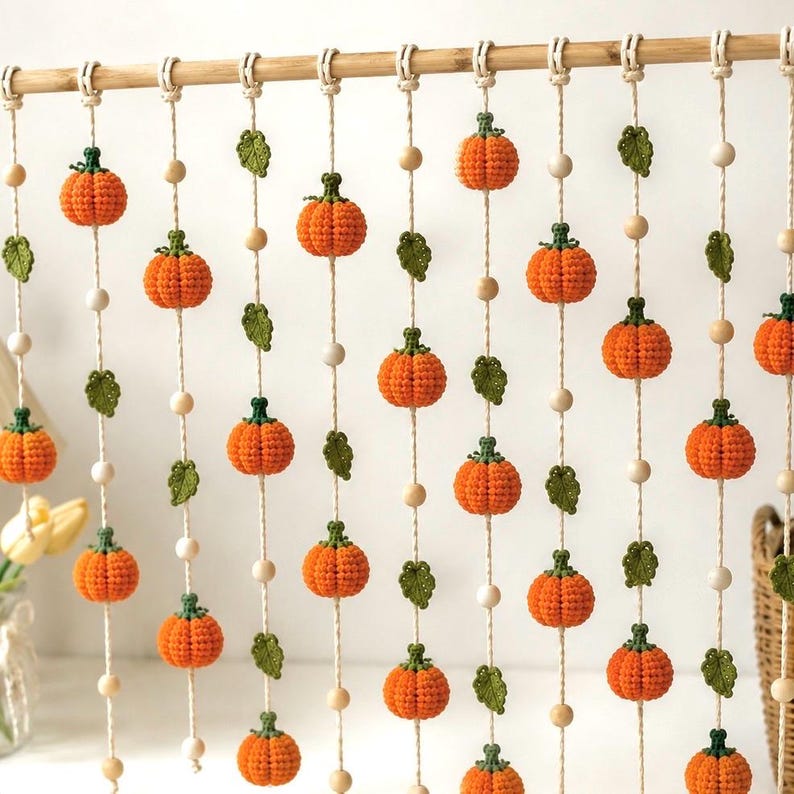 Gehäkelte Kürbis-Girlande, Herbstliche Fensterdeko, HalloGehäkelter Kürbiskranz, herbstliche Fensterdekoration, Hängeornament, Wohndekoration im Bohème-Stil.ween-Hängedeko, Boho-Wohndek