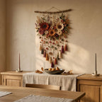 Gehäkelter Blumenwandbehang, Herbstpflanzen: Sonnenblume, Rose, Blätter und Quasten